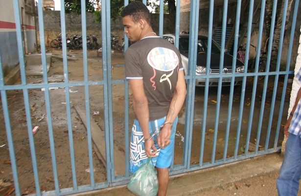 Ap&oacute;s ser recapturado, Gilberto foi conduzido novamente &agrave; carceragem da cadeia de Itabela (Foto: Clerison de Oliveira)
