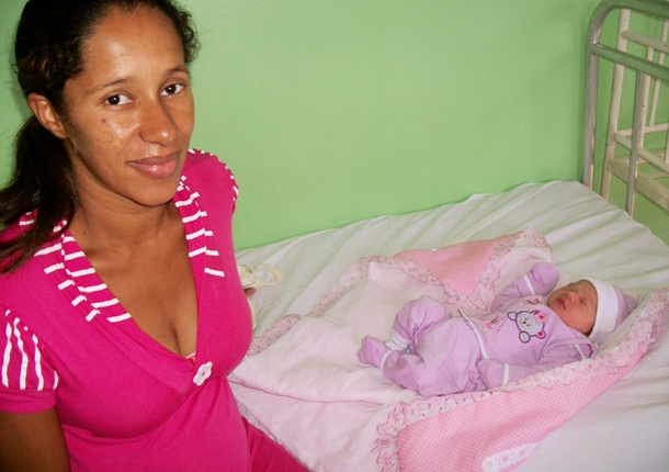 A senhora Gileide Santos da Silva, ao lado da pequena Vit&oacute;ria. Essa foi a segunda crian&ccedil;a a nescer em 2012 em Itabela.