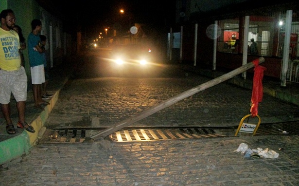 Por causa do risco de novos acidentes, moradores interditaram a rua