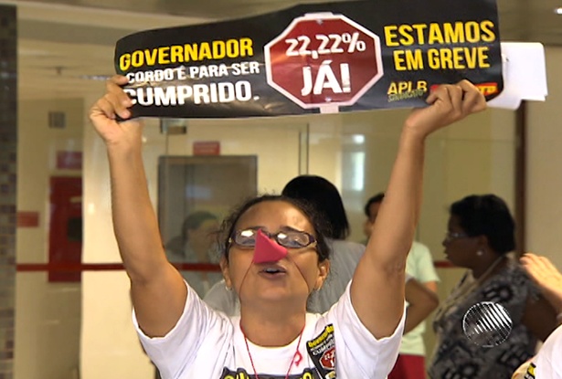 Os professores grevistas prometem ficar acampados no sagu&atilde;o da Assembl&eacute;ia Legislativa (Foto: Reprodu&ccedil;&atilde;o/ TV Bahia)