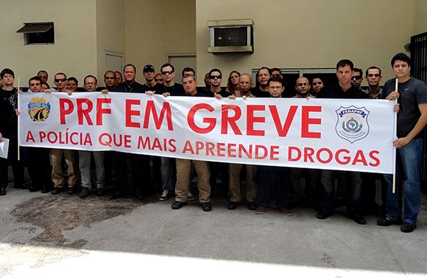 Agentes mostram faixa indicando in&iacute;cio da greve da categoria (Foto: Divulga&ccedil;&atilde;o/ Sinprf)