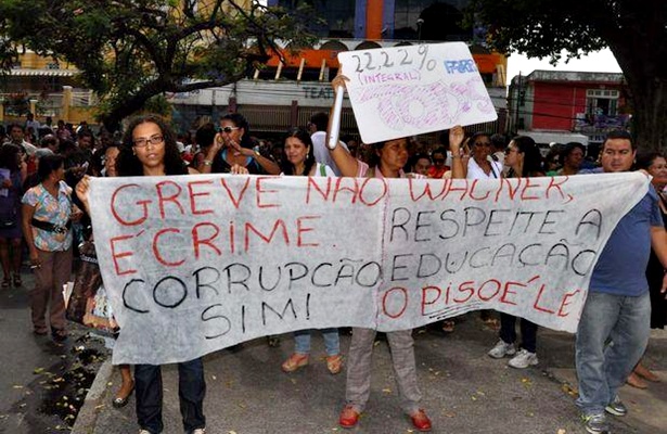 Ap&oacute;s assembl&eacute;ia, os professores sa&iacute;ram em passeata pelas ruas de Salvador. Os professores da Bahia aprovaram o in&iacute;cio da greve a partir de quinta-feira