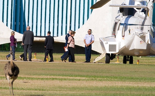 Dilma embarca no novo helic&oacute;ptero no Pal&aacute;cio da Alvorada para a base a&eacute;rea de Bras&iacute;lia, de onde embarcou para Londres 