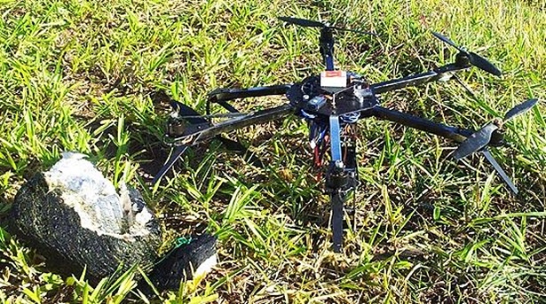 Helic&oacute;ptero de controle remoto &eacute; encontrado com celulares ao lado de penitenci&aacute;ria em Presidente Venceslau (Foto: Pol&iacute;cia Militar-SP)
