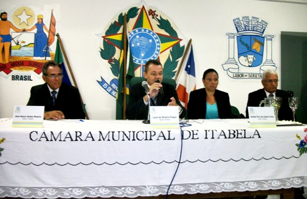 O presidente da C&acirc;mara de Vereadores de Itabela, L&uacute;cio de Oliveira Fran&ccedil;a, fez a baertura da sess&atilde;o solene em homenagem ao vereador 'Dito do Mam&atilde;o'.