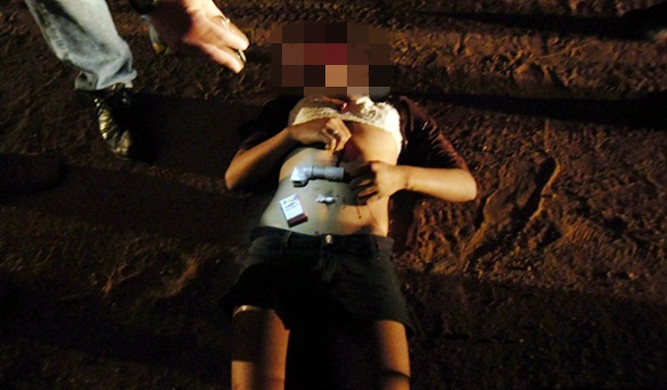 Duarante o levantamento cadav&eacute;rico no corpo de uma das v&iacute;timas, Raiane Jesus de Andrade, de 19 anos, a pol&iacute;cia encontrou um cachimbo para consumo de crack e uma pedra da droga