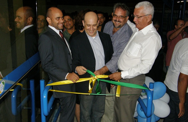 Momento em que o prefeito de Itabela e demais autoridades do estado e da regi&atilde;o desenla&ccedil;am a fita inaugural do INSS