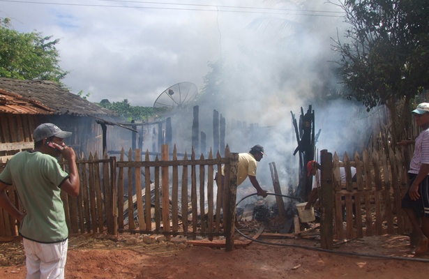 Populares tentarem conter as chamas, mas o fogo se alastrou rapidamente, destru&iacute;ndo o barraco de madeira