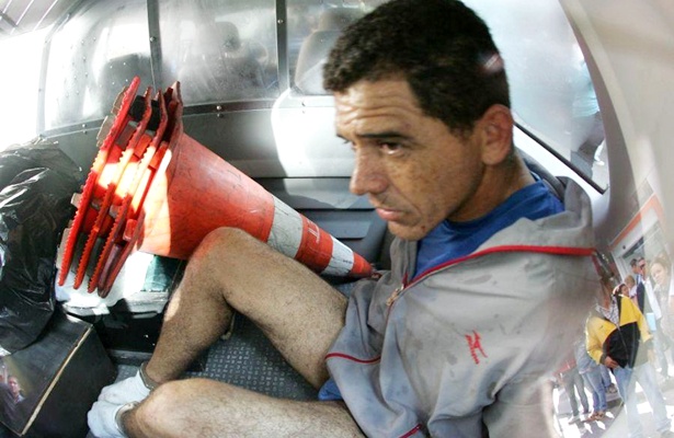 Homem invadiu o pr&eacute;dio armado com uma faca e um martelo (Foto: Mario &Acirc;ngelo/AE)