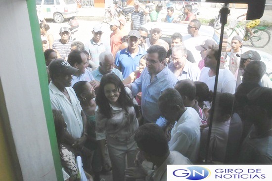 J&uacute;nior Dap&eacute; e Dr.Jo&eacute;celia na entrada da prefeitura
