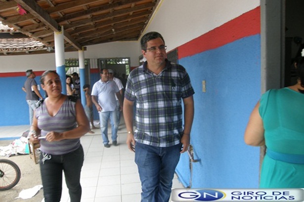 A diretora Simone Borges e o prefeito acompanhando de perto a reforma do Col&eacute;gio