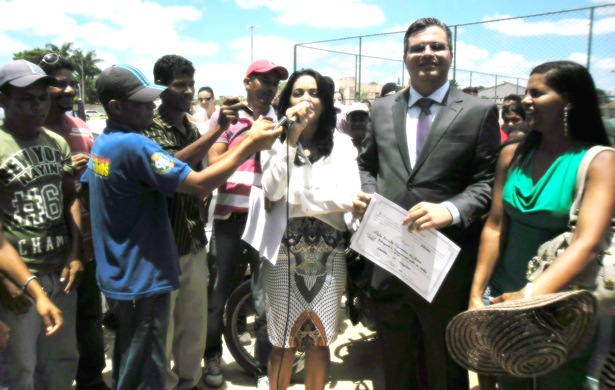 Vice-Prefeita e o Prefeito concendendo entrevista a empressa
