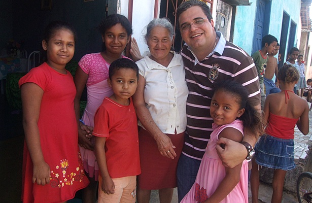 J&uacute;nior Dap&eacute; em visita a populares