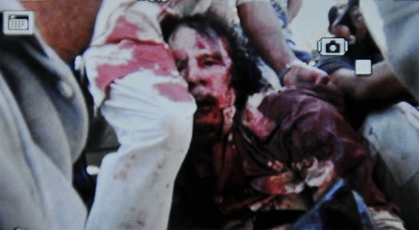 Foto de celular mostra suposta imagem de Kadafi morto.