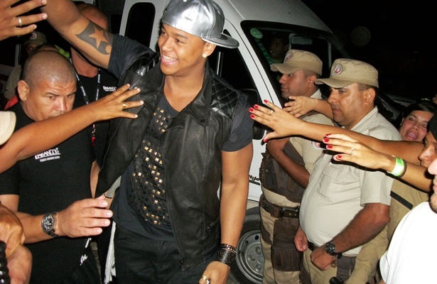 Momento em que o vocalista da banda Parangol&eacute;, L&eacute;o Santana, chega ao local do evento.