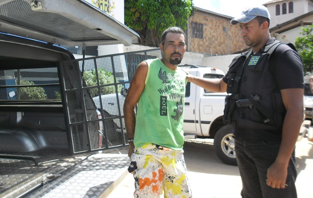 Luciano j&aacute; possui um mandato de pris&atilde;o em aberto na cidade de Teixeira de Freitas por assalto a m&atilde;o armada, de onde tamb&eacute;m &eacute; foragido 