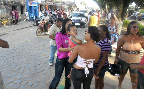 Ap&oacute;s a not&iacute;cia ser divulgada, centenas de pessoas se aglomeraram em frente ao escrit&oacute;rio de campanha do canidato J&uacute;nior Dap&eacute;