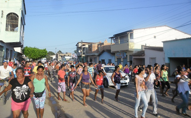 Centenas de pessoas sa&iacute;ram &agrave;s ruas para comemorar a vit&oacute;ria do candidato junto ao TRE
