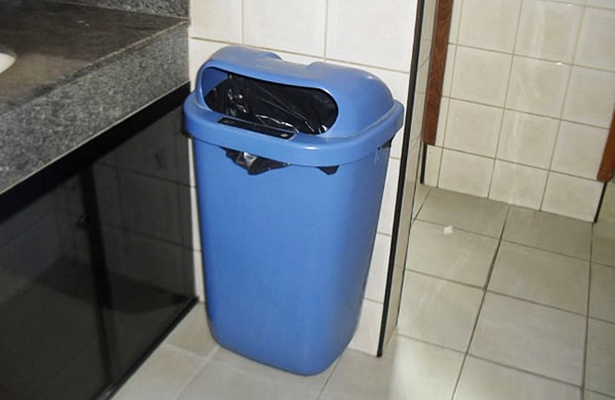 Lixeira onde o feto foi encontrado.