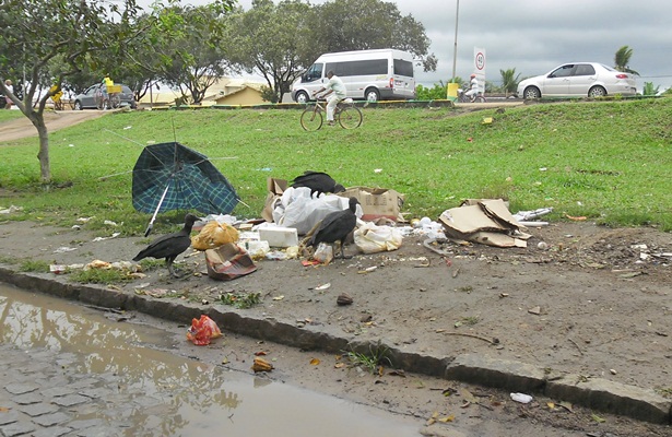 Ao longo de uma das m&aacute;rgens da BR-101 &eacute; claro o estado de abandono. Dezenas de urubus passam o dia inteiro comendo os restos de alimentos encontrados em meio ao lixo dom&eacute;tico e colaboram para o aumento da sujeira