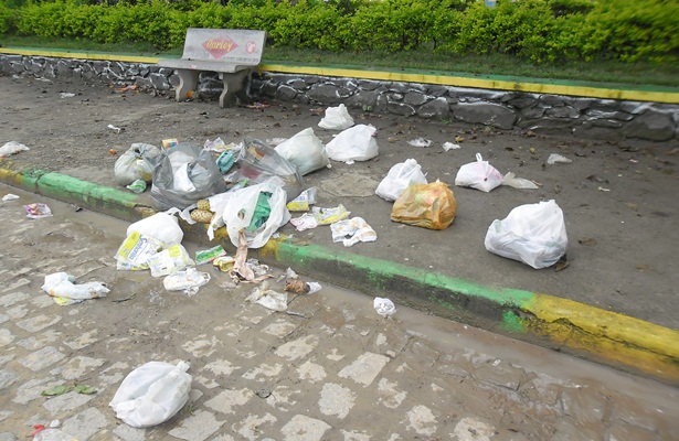 Vejam o estado em que se encontram as cal&ccedil;adas da principal pra&ccedil;a da cidade