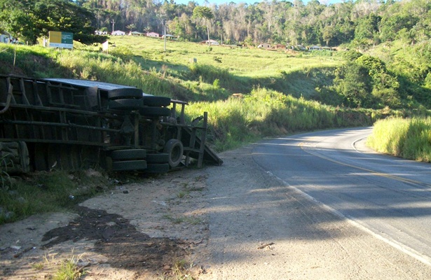 No local onde o caminh&atilde;o tombou constantemente acontecem acidentes, principalmente com caminh&otilde;es