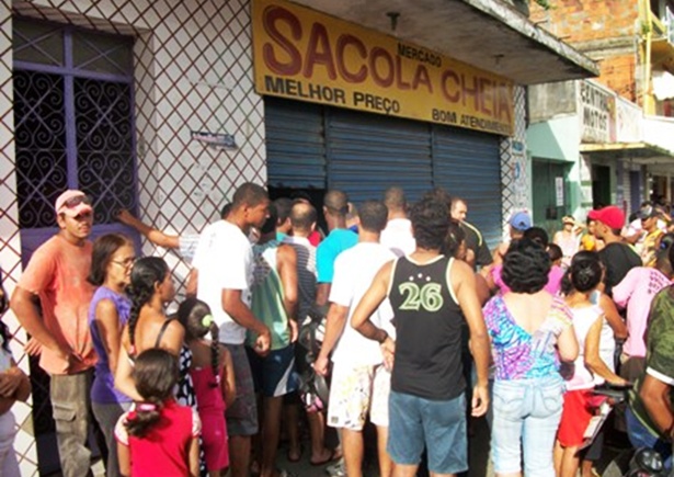V&aacute;rias pessoas se aglomeraram ma porta do supermercado onde ocorreu o crime.