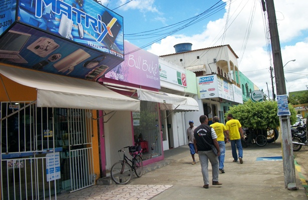 Loja assaltada. Ao fundo, pr&eacute;dio em verde e amarelo da Prefeitura municipal de Itabela