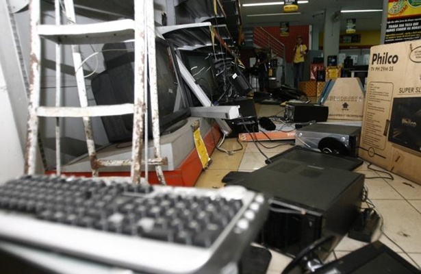 Pelo menos cinco lojas de eletrodom&eacute;sticos foram saqueadas na madrugada desta sexta-feira (3) em bairros centrais de Salvador (foto: Arestides Baptista/Ag&ecirc;ncia a Tarde/AE)