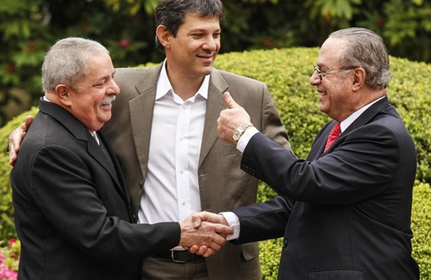 A pol&ecirc;mica foto que selou a alian&ccedil;a entre os antigos rivais continua gerando pol&ecirc;mica em todo o pa&iacute;s
