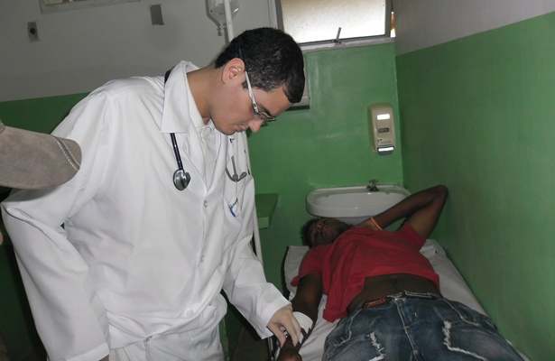 Ueriston Viana Gomes chegou acidentado ao hospital &agrave;s 7h. Segundo um parente, o m&eacute;dico s&oacute; veio ver o paciente quando a reportagem esteve no local