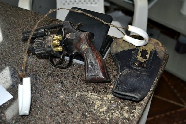 Armas apreendidas com o atirador Tiago.