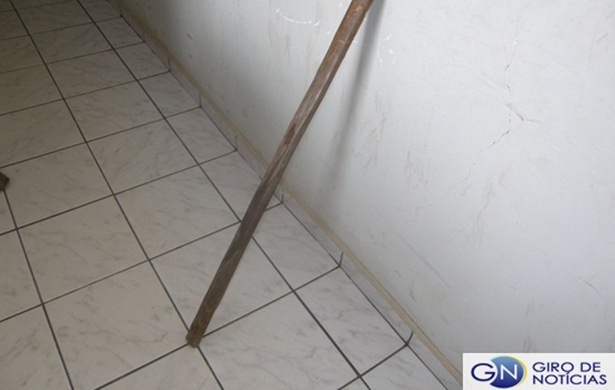 Peda&ccedil;o de madeira que ele agrediu a companheira.