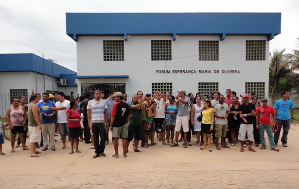 Servidores enfrente ao Forum de Itabela