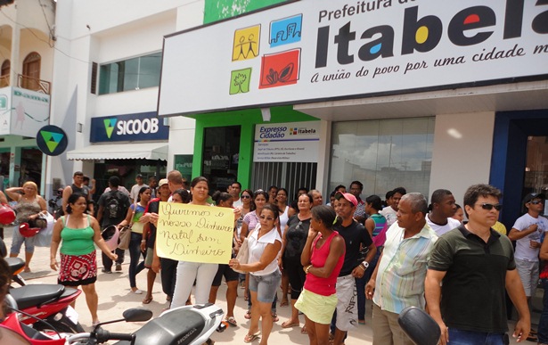 Servidores enfrente a Prefeitura Municipal