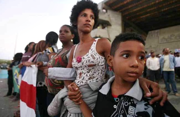 Mulheres e crian&ccedil;as participam do acampamento.