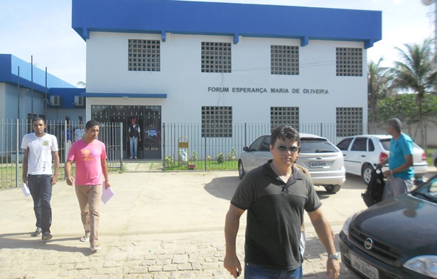 Funcion&aacute;rios sem receber, fazem denuncia ao Minist&eacute;rio P&uacute;blico
