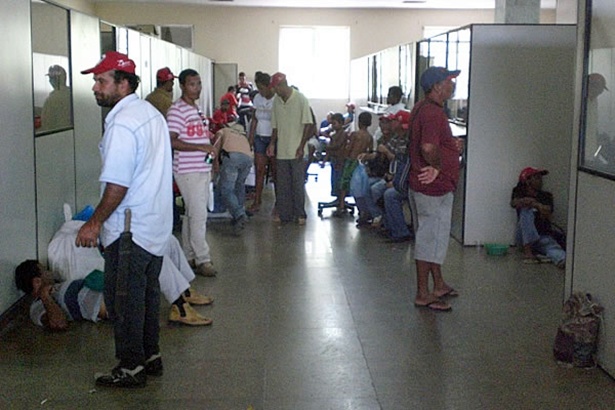 Os integrantes do MST ocuparam a prefeitura de Itamaraju na manh&atilde; desta segunda-feira (foto: Athylla Borborema/Teixeira News)
