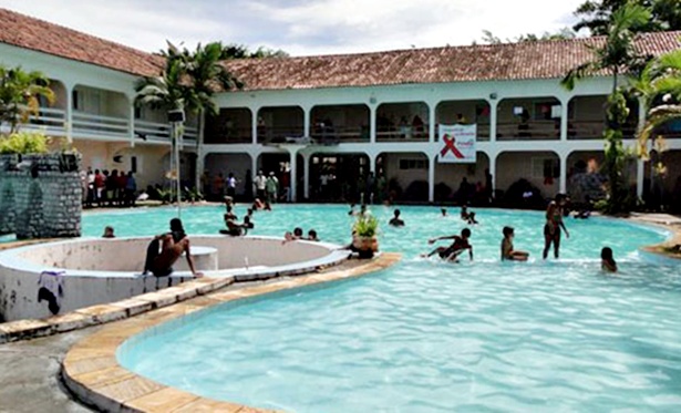 Os integrantes do Movimento Sem Terra, aproveitaram para dar uns mergulhos na piscina que fica nas instalações da prefeitura, que funciona em antigo hotel (foto: SulBahiaNews)