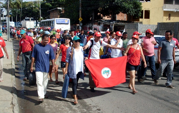 Fizeram parte do protesto integrantes do MST, estudantes e professores da rede estadual de ensino.
