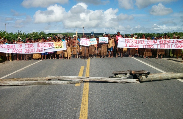 Os &iacute;ndios disseram que s&oacute; v&atilde;o liberar a rodovia ap&oacute;s chegada de representantes dos governos estadual e federal