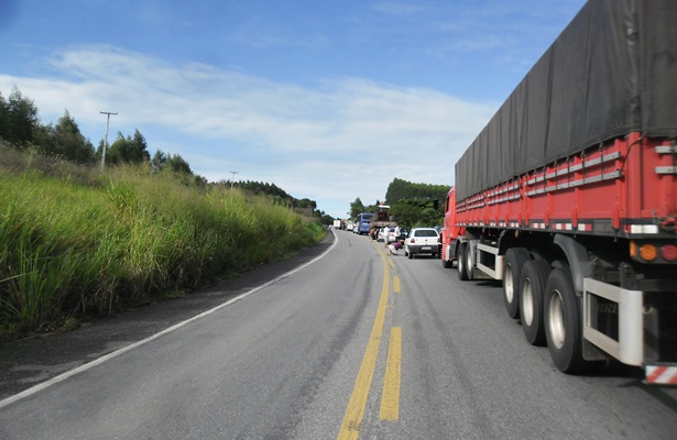 O congestionamento na rodovia passa de 40 quil&ocirc;metros