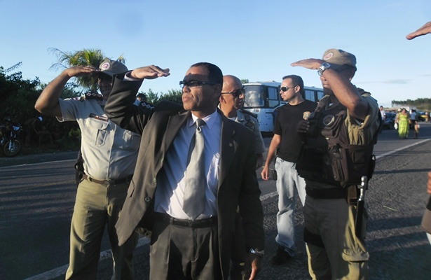 Momento em que o delegado Ariosvaldo Renovato, da Pol&iacute;cia Federal, o comandante da Pol&iacute;cia Militar da Regi&atilde;o Sul, Coronel Reis, o Capit&atilde;o Jozival Silva, comandante do 4&ordm; Pelot&atilde;o de Itabela, entre outras autoridades respons&aacute;veis pelas negocia&ccedil;&otilde;es chegam ao local