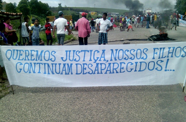 A manifesta&ccedil;&atilde;o foi encerrada depois que o Capit&atilde;o Jozival Silva conseguiu negociar audi&ecirc;ncia com o promotor de Porto Seguro e o comandante da 7&ordf; Companhia Independente de Pol&iacute;cia Militar de Eun&aacute;polis.