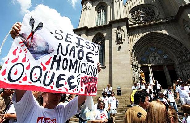 Cat&oacute;licos fizeram um protesto contra o aborto, em S&atilde;o Paulo. (Foto: Warley Leite/Brazil Photo Press/Folhapress)