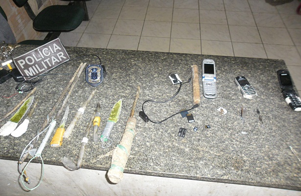 O material encontrado foi apreendido e um termo circunstanciado de ocorr&ecirc;ncia foi lavrado em nome dos detentos