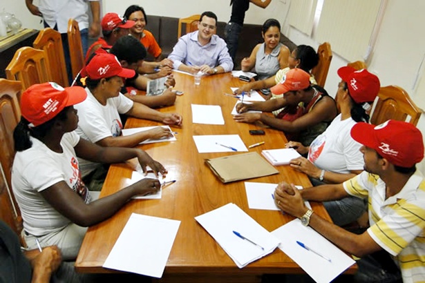Integrantes do MST em reuni&atilde;o com o prefeito Paulinho (foto: Teixeira News)
