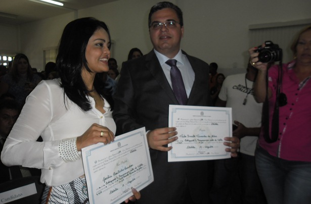  A Vice-prefeita Dr.Joec&eacute;lia Coutinho e o Prefeito J&uacute;nior Dap&eacute; com seus diplomas