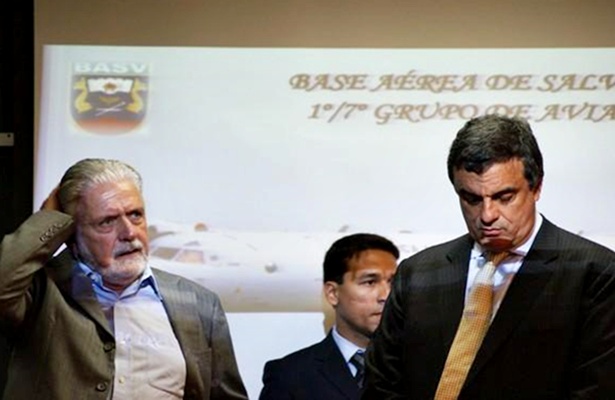 O ministro da Justi&ccedil;a, Jos&eacute; Eduardo Cardozo ao lado do governador, ap&oacute;s chegada esta manh&atilde; em Salvador. Segundo ele, policiais podem ir para pres&iacute;dios 
