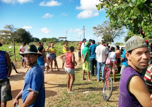 Pessoas que seriam beneficiadas, no local onde as casas seriam construídas.